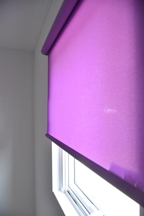 紫のロールスクリーン