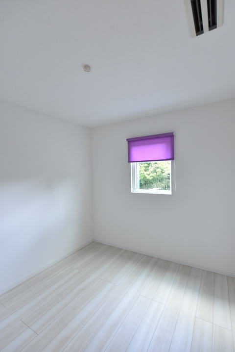 子供室5畳　紫のロールスクリーン
