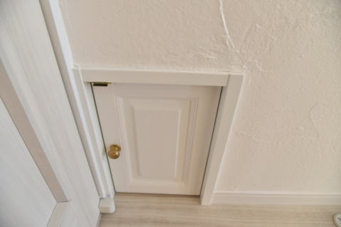 猫専用の白い小さなドア