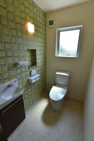 グリーンの幾何学模様のアクセントクロスのトイレ
