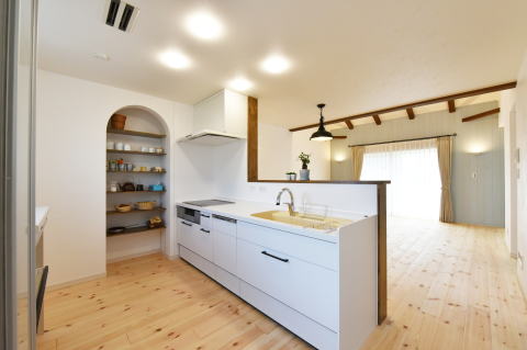 パントリー収納のある白い対面キッチン