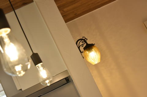 可愛いアンティーク壁灯と電球型ペンダントライト