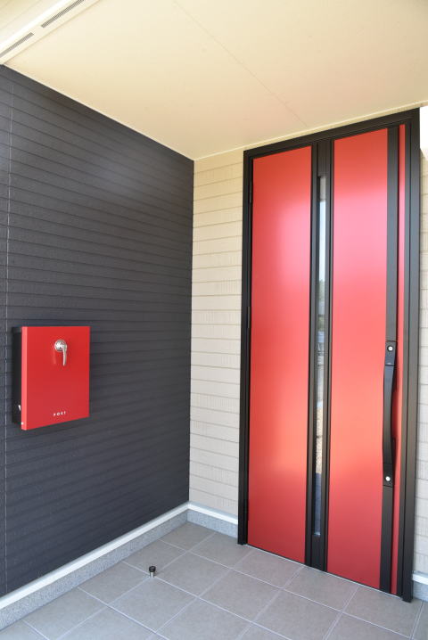 赤いポストと玄関ドア