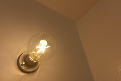 レトロな電球型の壁灯