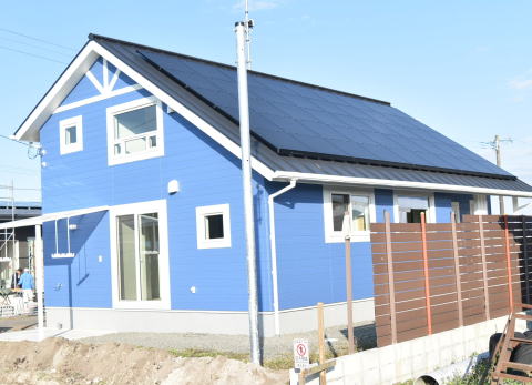 ブルー壁の大屋根の家　