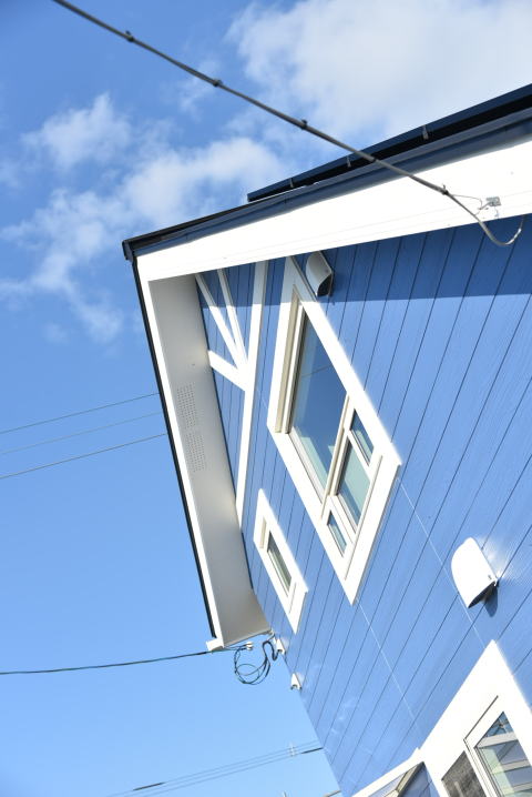 都城市　注文住宅　ブルーとホワイトの大屋根の家