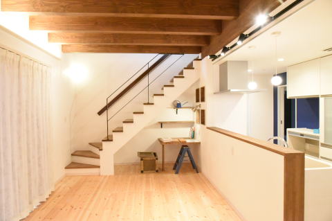 茶色塗装の梁あらわし天井のダイニングキッチンと階段