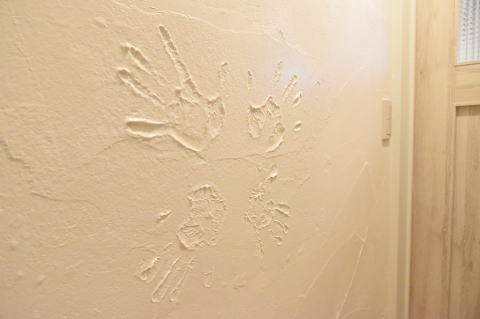 塗り壁に付けられた手形