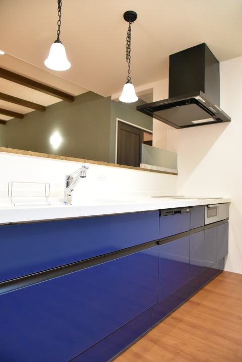 ブルーのキッチンとブラック色の換気フード　2個のペンダントライト