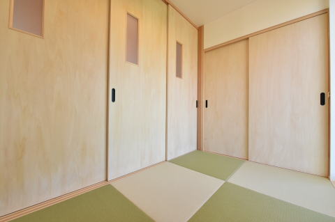 グリーンの和紙畳と木製引き戸の3畳の和室