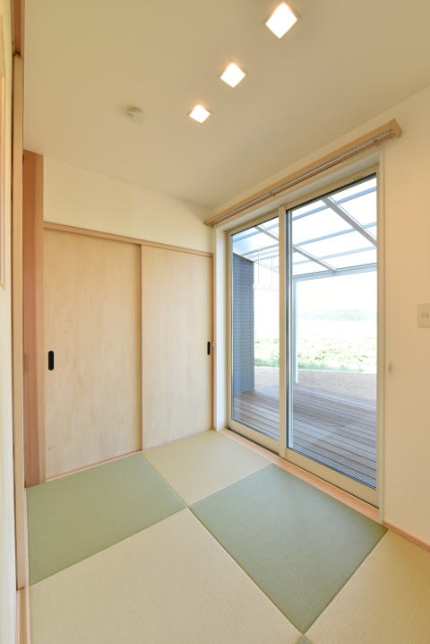 角型ダウンライトとグリーンの和紙畳の3畳の和室