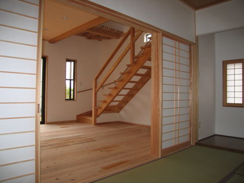 和室から見えるオープン階段のあるリビング