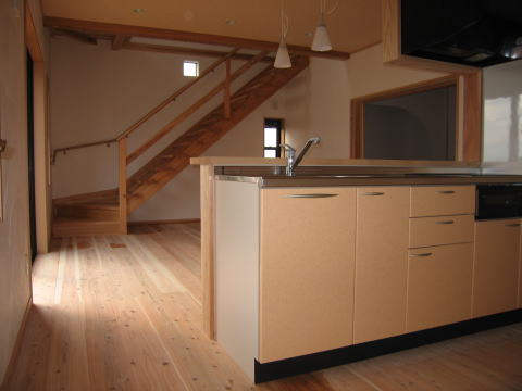 ベージュのキッチンとオープン階段のLDK