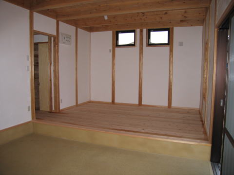 三和土土間のある杉板の部屋