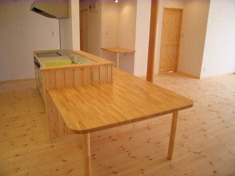 キッチンの横に木製のカウンターテーブル