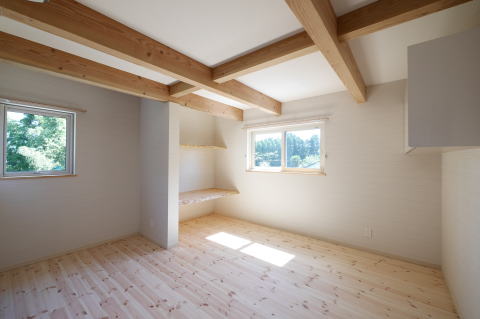 中段と枕棚のある梁あらわし天井の洋室