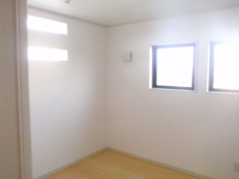 白い壁と茶色の床の洋室