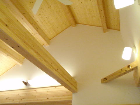 パイン無垢材の梁と天井
