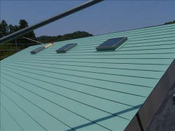 天窓のあるグリーンのガルバリウム鋼板屋根