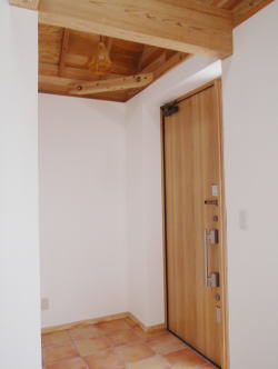 木目調の玄関ドアのある玄関ホール