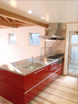 ステンレス天板の赤い対面キッチン