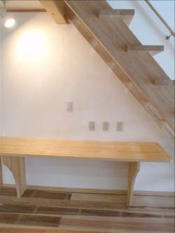 木製の階段下にある木製カウンター