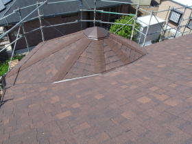 濃いブラウンのアスファルトシングル屋根