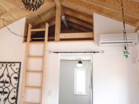 屋根の形を利用した梯子で入るロフト収納