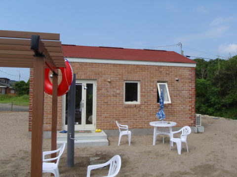 赤い屋根にレンガ積み外壁のコンパクトな家