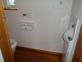 埋込手洗い器のある洋式トイレ