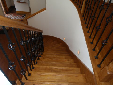 ゆるやかなカーブのアール階段