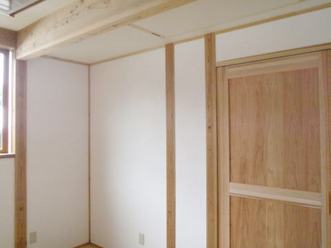 木製建具のある白い壁の部屋