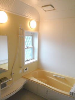 黄色の壁と浴槽のバスルーム