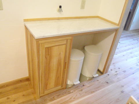 白い大理石カウンターとゴミ箱のキッチン作業台