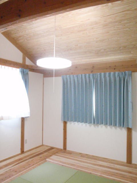 板張り天井と板間のある和室