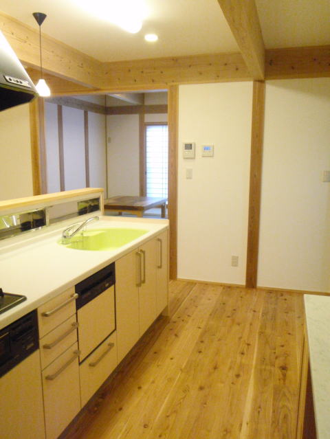 グリーンのシンクのキッチンと和室