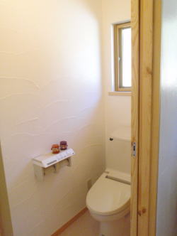 漆喰塗り壁のトイレ