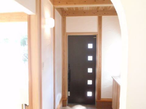 モダンデザインの濃い茶色の玄関ドア