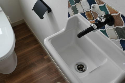 レトロなタイルの手洗いスペース