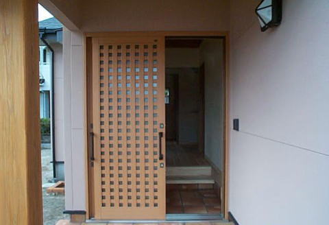 格子デザインの和モダンな玄関引戸