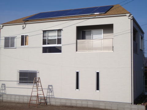 太陽光発電のある茶色の屋根と白い壁の2階建て