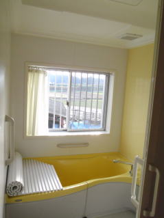 黄色の浴槽のバスルーム