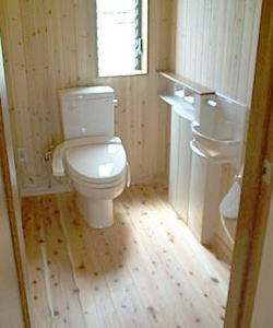 床も壁も杉無垢材のトイレ